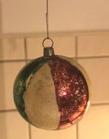 Antike Weihnachtskugel gestreift mit weissem Glitzer