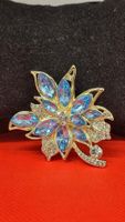 Vintage Brosche, goldfarben mit blauen Strass-Steinen.5x5cm