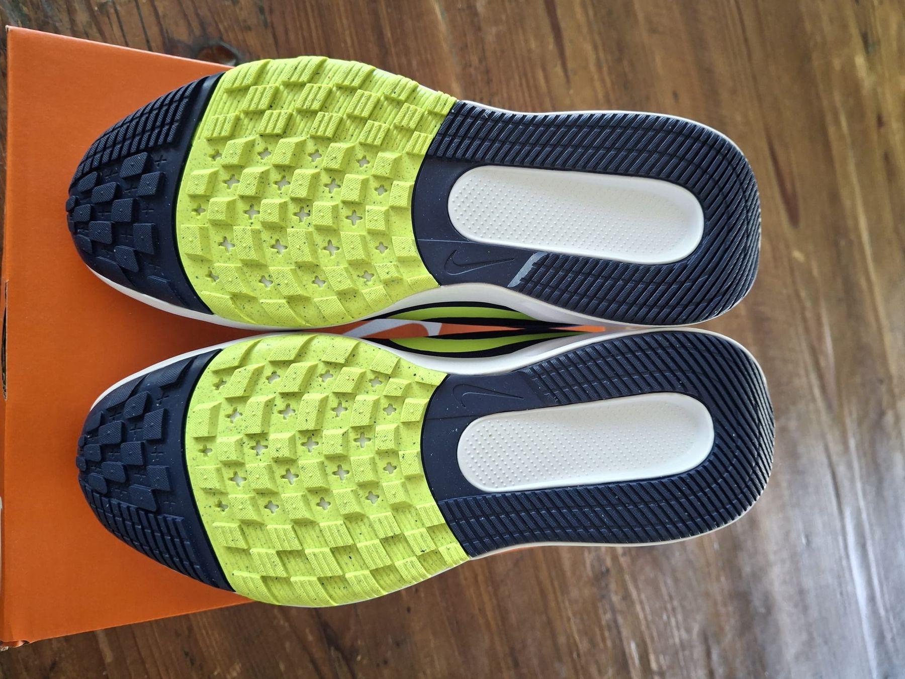 Nike Schuhe für Jungen: Nike Kinder Turnschuhe  Grösse 35  – Gebraucht aus Herzogenbuchsee von dade0_4 3
