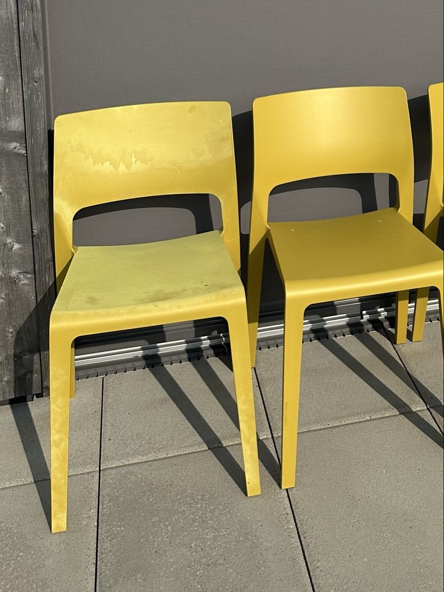 Stühle: Four Yellow Plastic Chairs Used Condition – Gebraucht aus Wädenswil von puh_n8wy 4