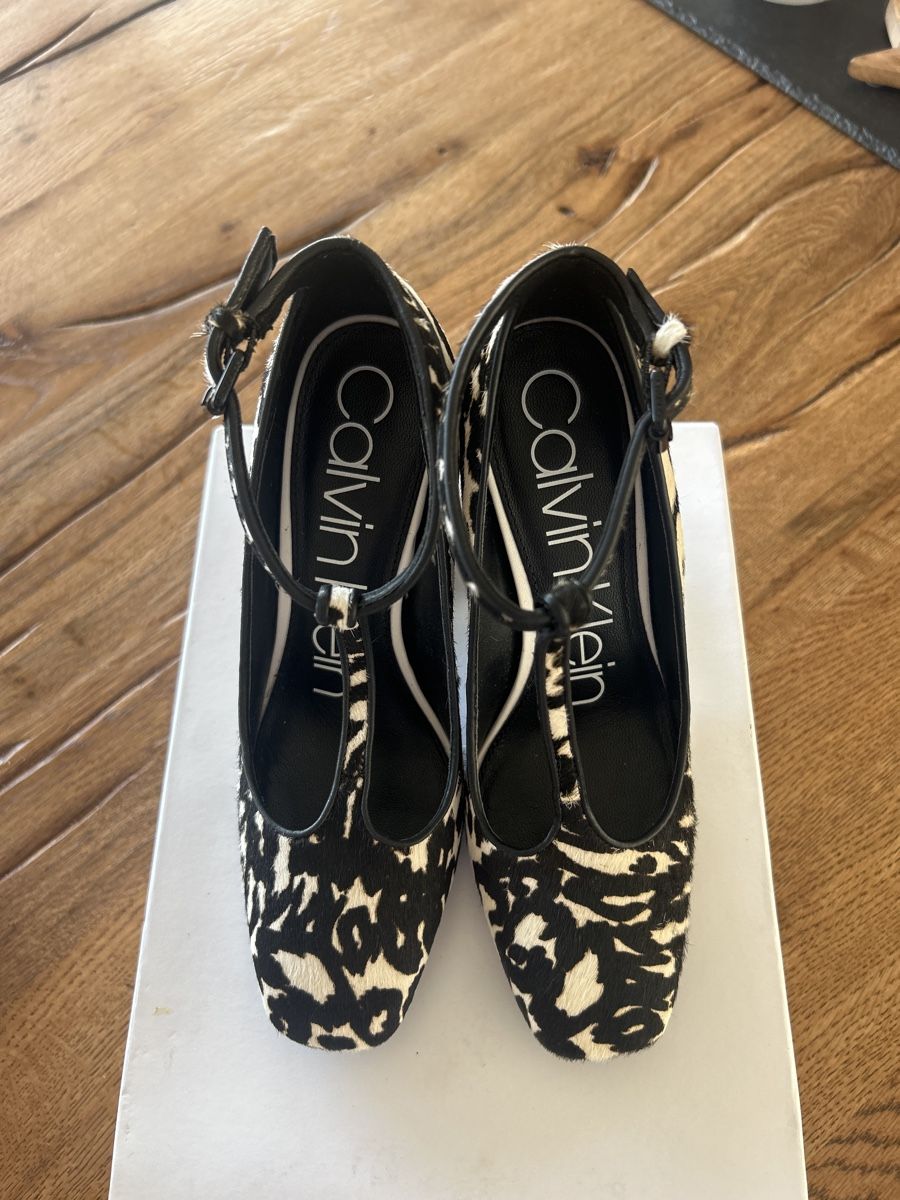 Calvin Klein Scarpe da donna: Escarpins Calvin Klein léopard – Nuovo (secondo la descrizione) da St-Aubin-Sauges venduto da vildfr