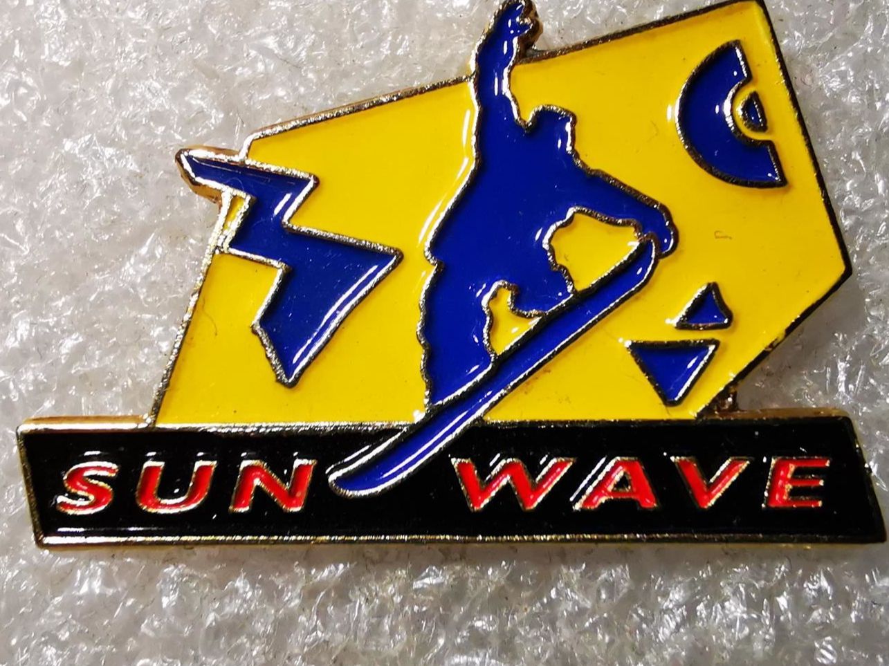 Placchette & Badge: Ansteckpin 11: Sun Wave – Usato da Oppligen venduto da Pin-Fall-Shop