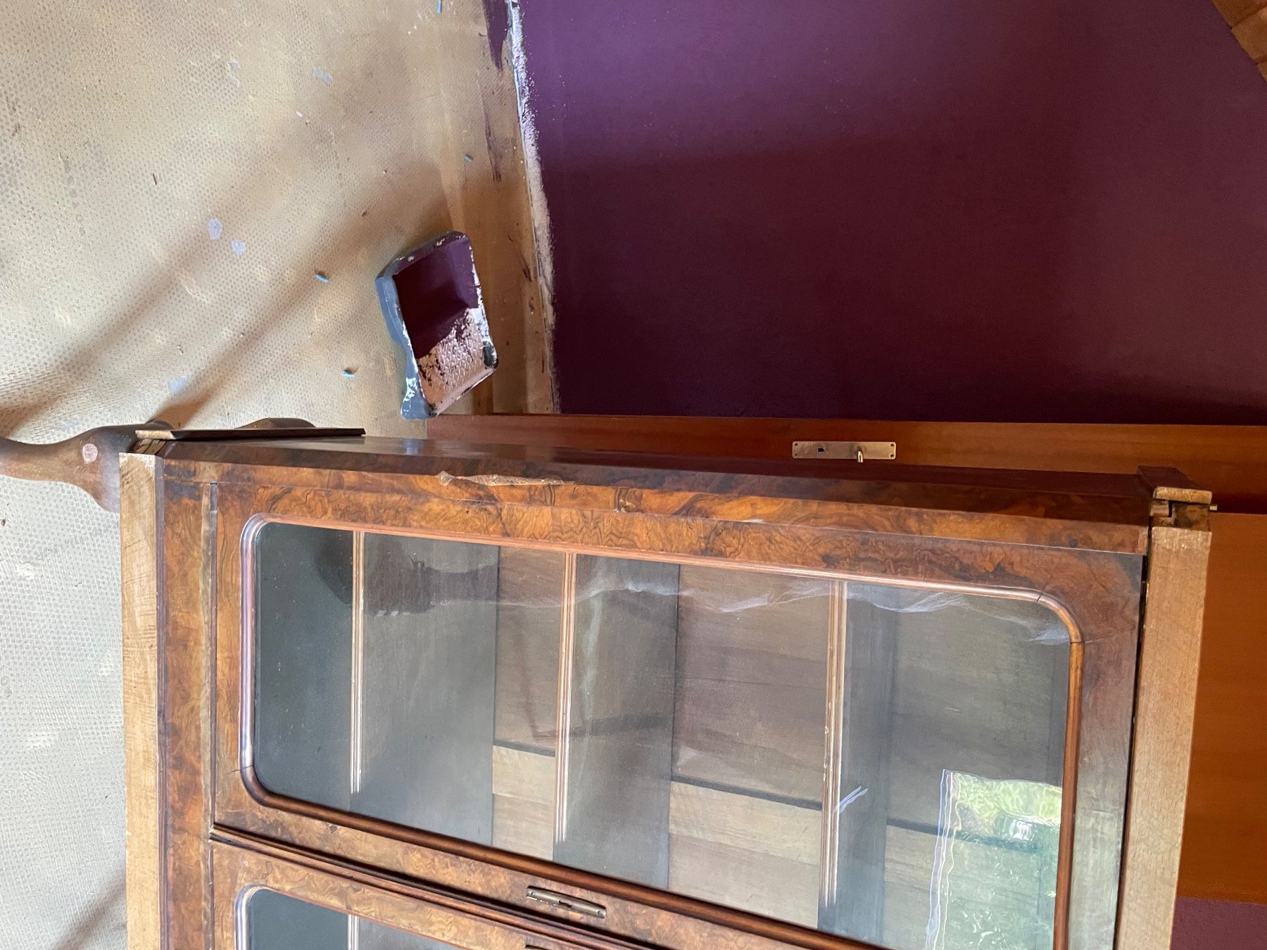 Vetrine: Vitrine Nussbaumfuniert mit Glastüren. Restaurationsbedarf – Usato da Stettlen venduto da Christian80 2