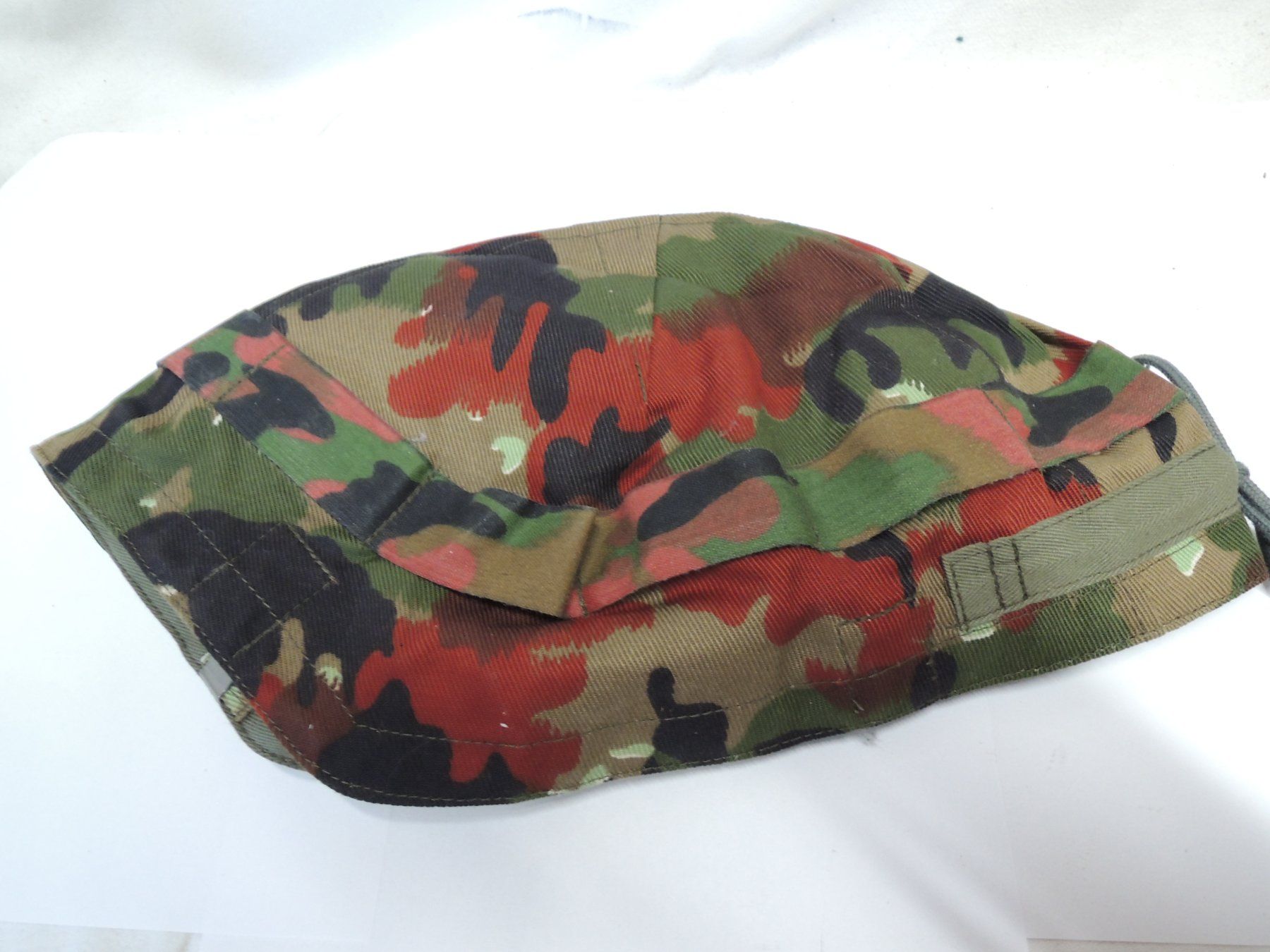 Armée suisse Uniformes: Schweizer Armee Tarnüberzug zu Helm "neu" – Neuf (Voir description) à Uznach par Othmar52 1