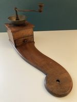 Antike Kaffeemühle aus Holz, Sitzmühle, Biedermeier