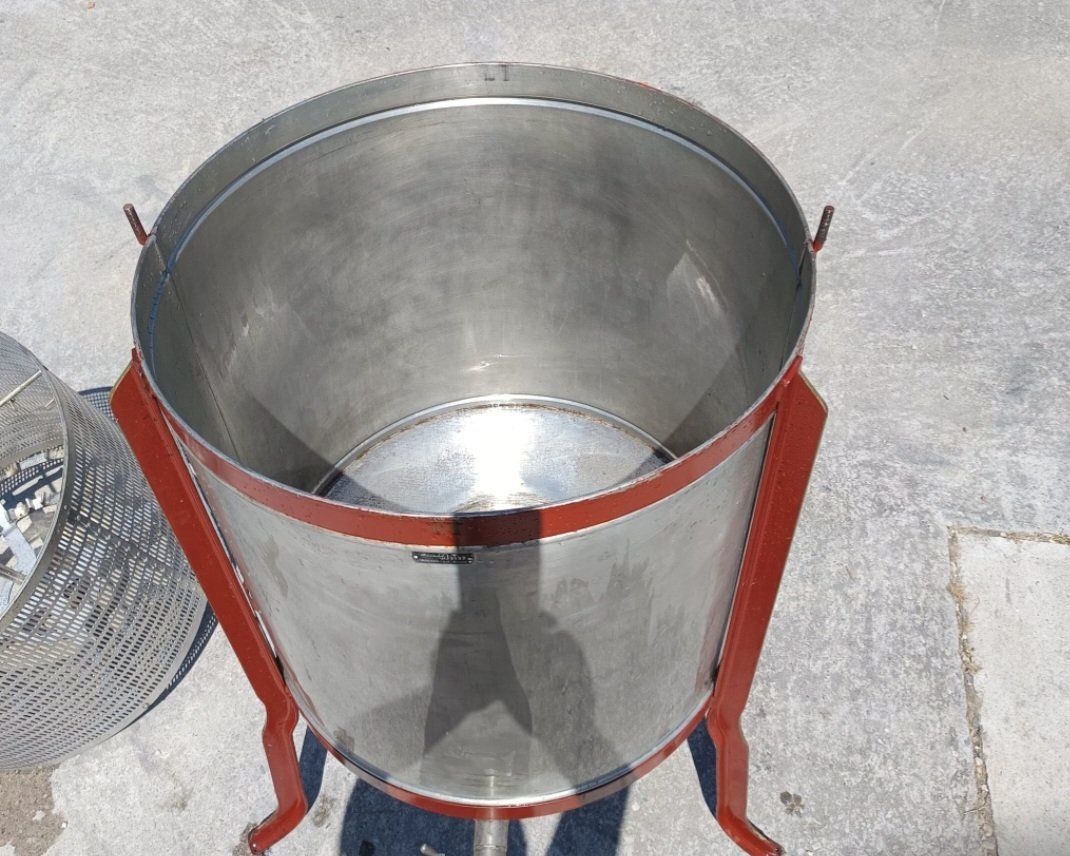 Tutte le macchine: Extracteur de miel 16 cadres – Usato da St-Prex venduto da sebgav 1