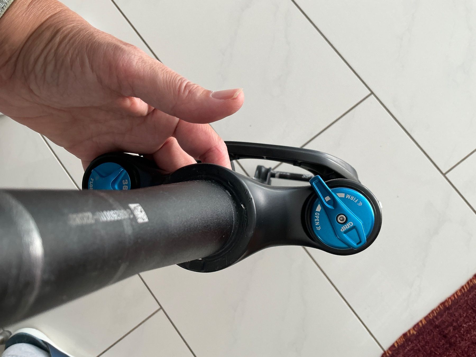 Fox Ersatzteile: Fox 36 Performance-Grip – Gebraucht aus Biel-Benken BL von Sahra1 4