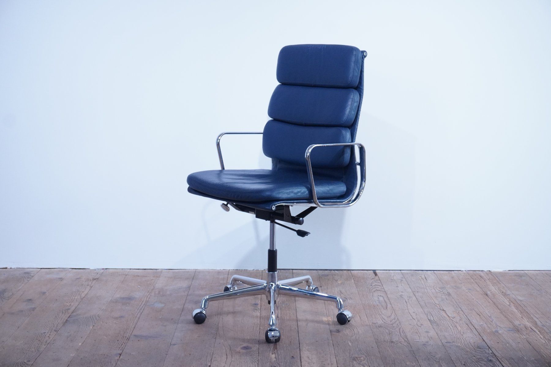 Vitra Chaises: Vitra Eames Soft Pad EA219 Leder dunkelblau – D'occasion à Bad Zurzach par QLASSIQ 4