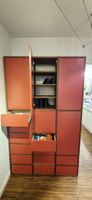 Schrank rotlackierte Türen