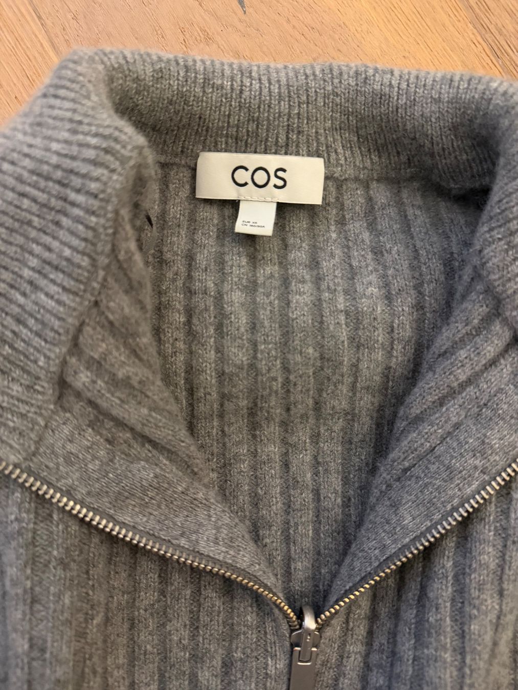 Jacken: COS Damen Strickjacke – Gebraucht aus Bubendorf von str_b80p 1