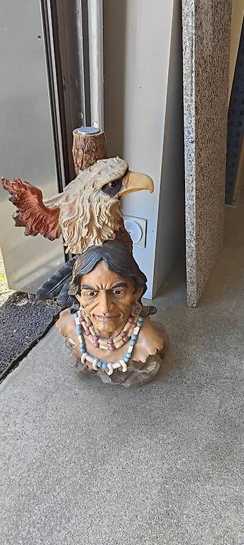 Sculture & Statue: Statue, Indien avec aigle en résine – Usato da Clarens venduto da Lapinrouge