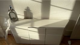 Commode blanche avec tiroirs