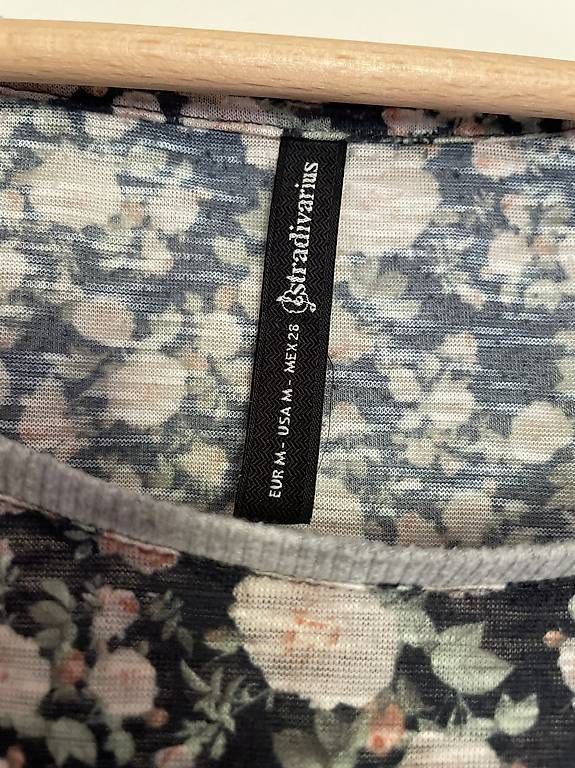 Stradivarius Maglioni & Felpe: Leichter Pullover mit Blumenmuster von STRADIVARIUS, Gr. M – Usato da Jona venduto da Tr3s 1