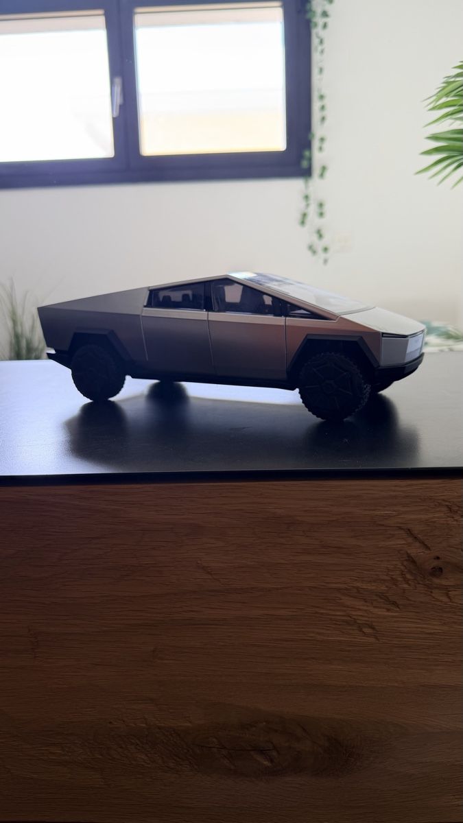 Kit di modellismo & Modellini statici: Tesla Cybertruck scala 1:18 – Nuovo e nell'imballaggio originale da Locarno venduto da Barth_DC 3