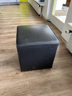 Hocker: Schwarzer Hocker aus Kunstleder, Top Zustand! – Gebraucht aus St.Gallen von haro07