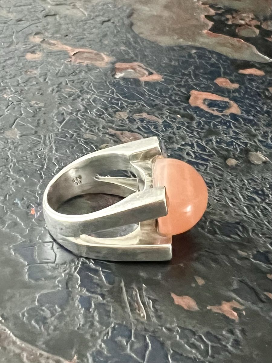 Ringe: 60er Jahre Ring, silber mit lachsfarbenem Stein – Gebraucht aus Wabern von La-Vitrine 3