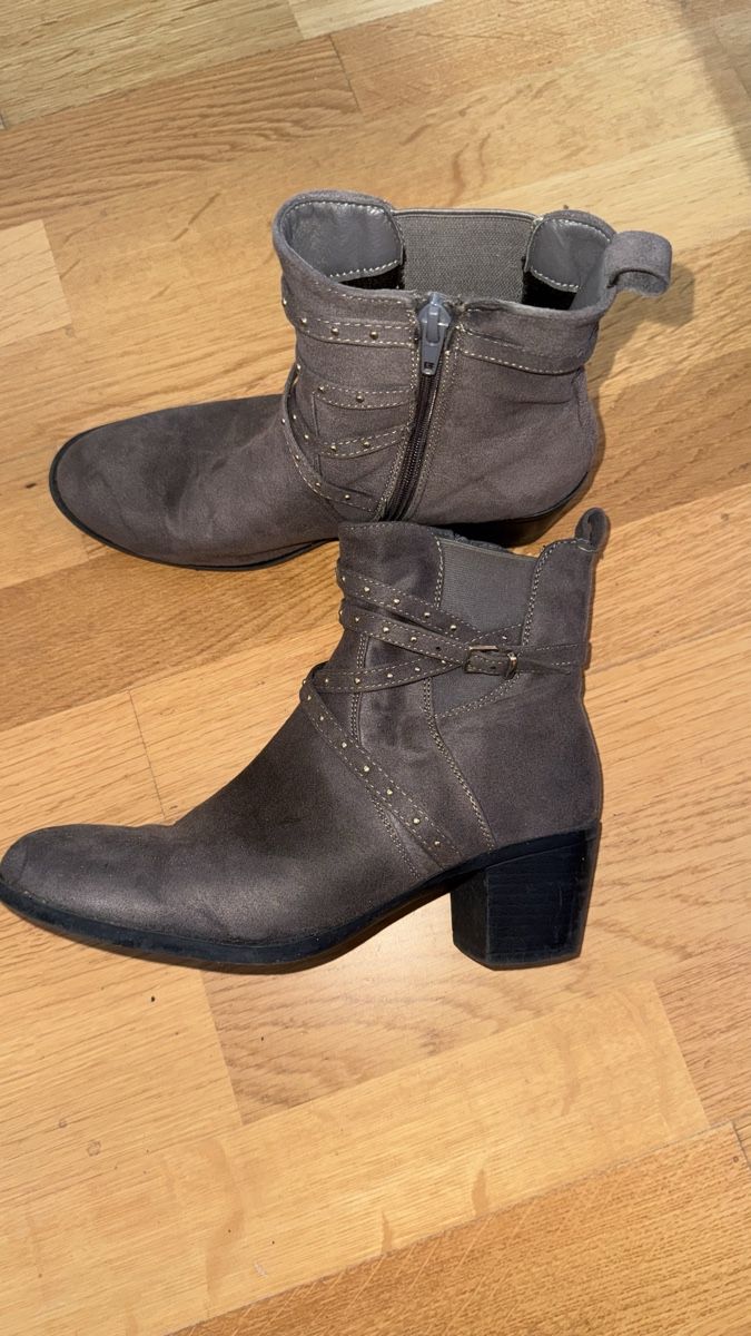 Scarpe da donna: Graue Stiefeletten 38 – Usato da Gümligen venduto da morticiaaddams 2