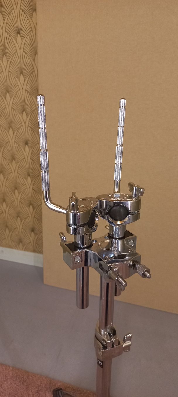 Thomann Strumenti musicali: Millenium TS-6 Double Tom Stand – Usato da Burgdorf venduto da Bang_Drums 2