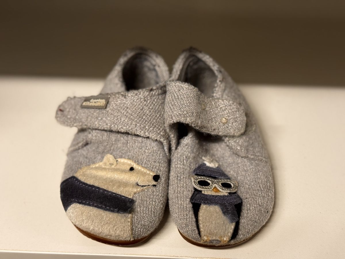 Scarpe per ragazzi: Kitzbühel Hausschuhe Gr. 24 mit Eisbär & Pinguin Winter – Usato da Oberbuchsiten venduto da Biene-26