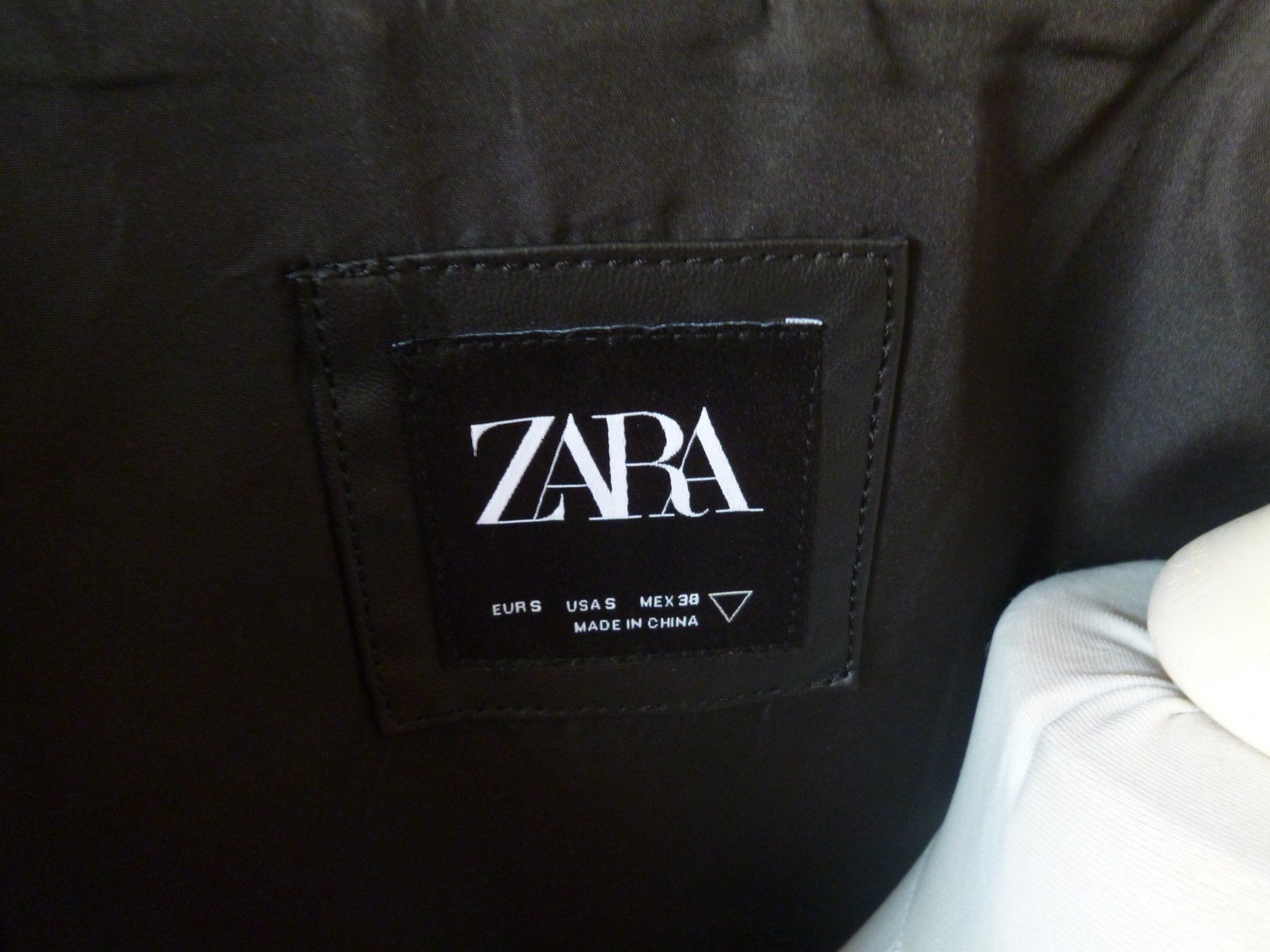 Zara Giacche: schwarze Kunstleder JACKE  Gr. S  Zara – Usato da Dättlikon venduto da Mamakuga 3