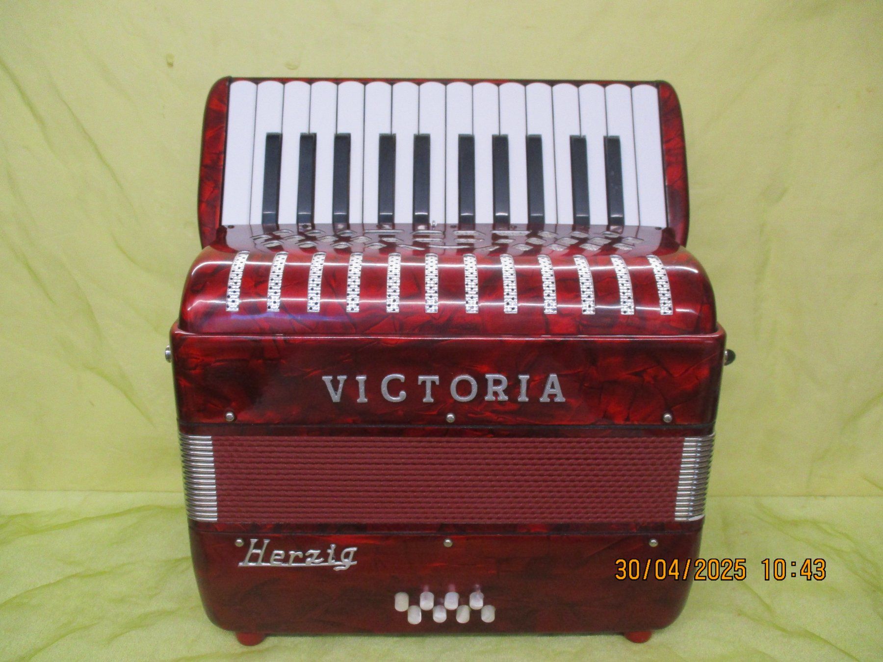 Victoria Musikinstrumente: Akkordeon Mini Victoria V26 – Gebraucht aus Jegenstorf von Oktavio