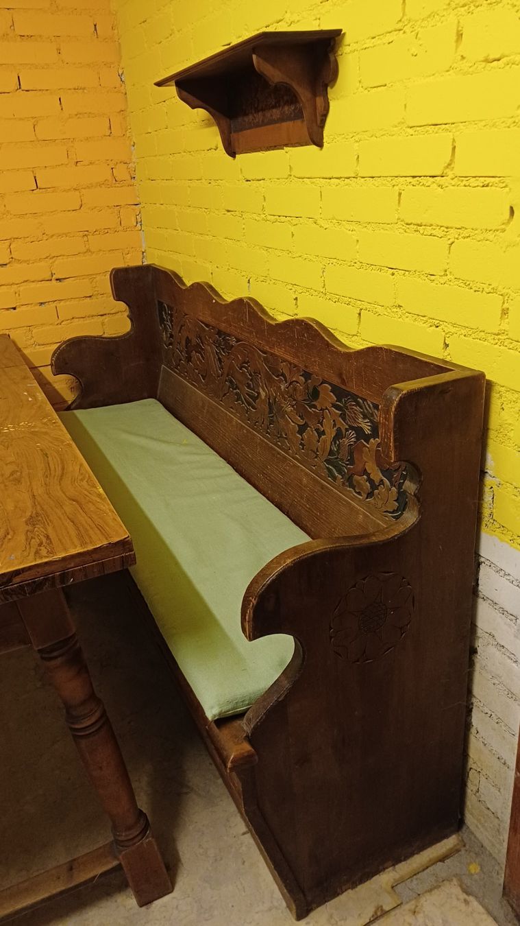 Credenze: Nussbaum Buffet, Tisch, Bank, 2 Stabellen – Usato da Rafz venduto da hofgut 9