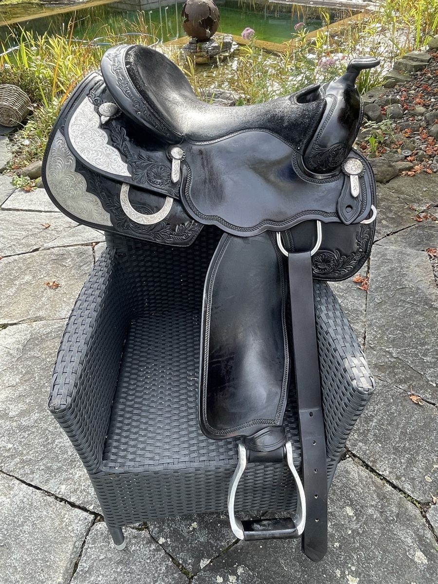 Selles, accessoires: Westernsattel / Showsattel schwarz-silber – D'occasion à Cham par pri_9ktk