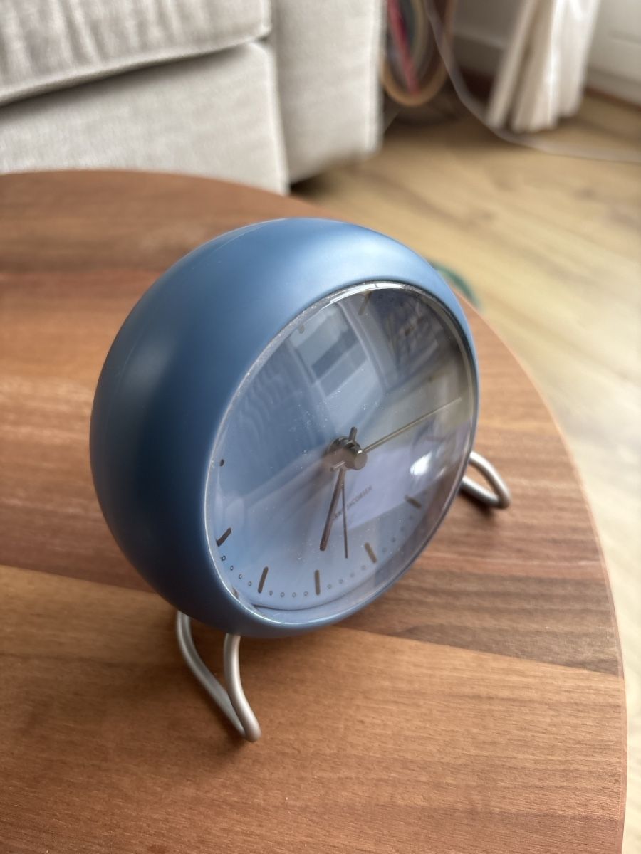 Arne Jacobsen Watches Réveils: Arne Jacobsen Wecker dunkelblau – Neuf (Voir description) à Zürich par EnikoDrum 2