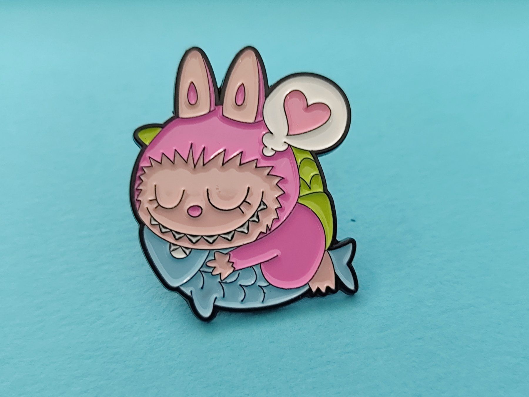 Plaketten & Abzeichen: Pin: Labubu Schläft & Träumt ca. 3 cm – Neu und originalverpackt aus Bettingen von hamau2012 3