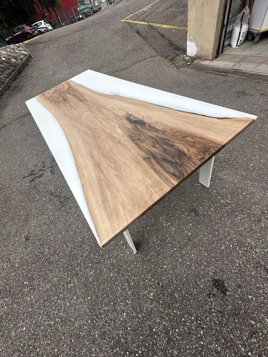 Tavoli: Esstisch Schweizer Nussbaum mit Epoxy weiss – Nuovo (secondo la descrizione) da Zürich venduto da stefano29482 2