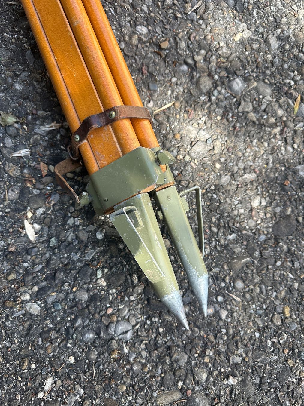 Treppiedi & Teste: Holz-Stativ / Schweizer Armee IIb – Usato da Zürich venduto da frauflufelberg 2