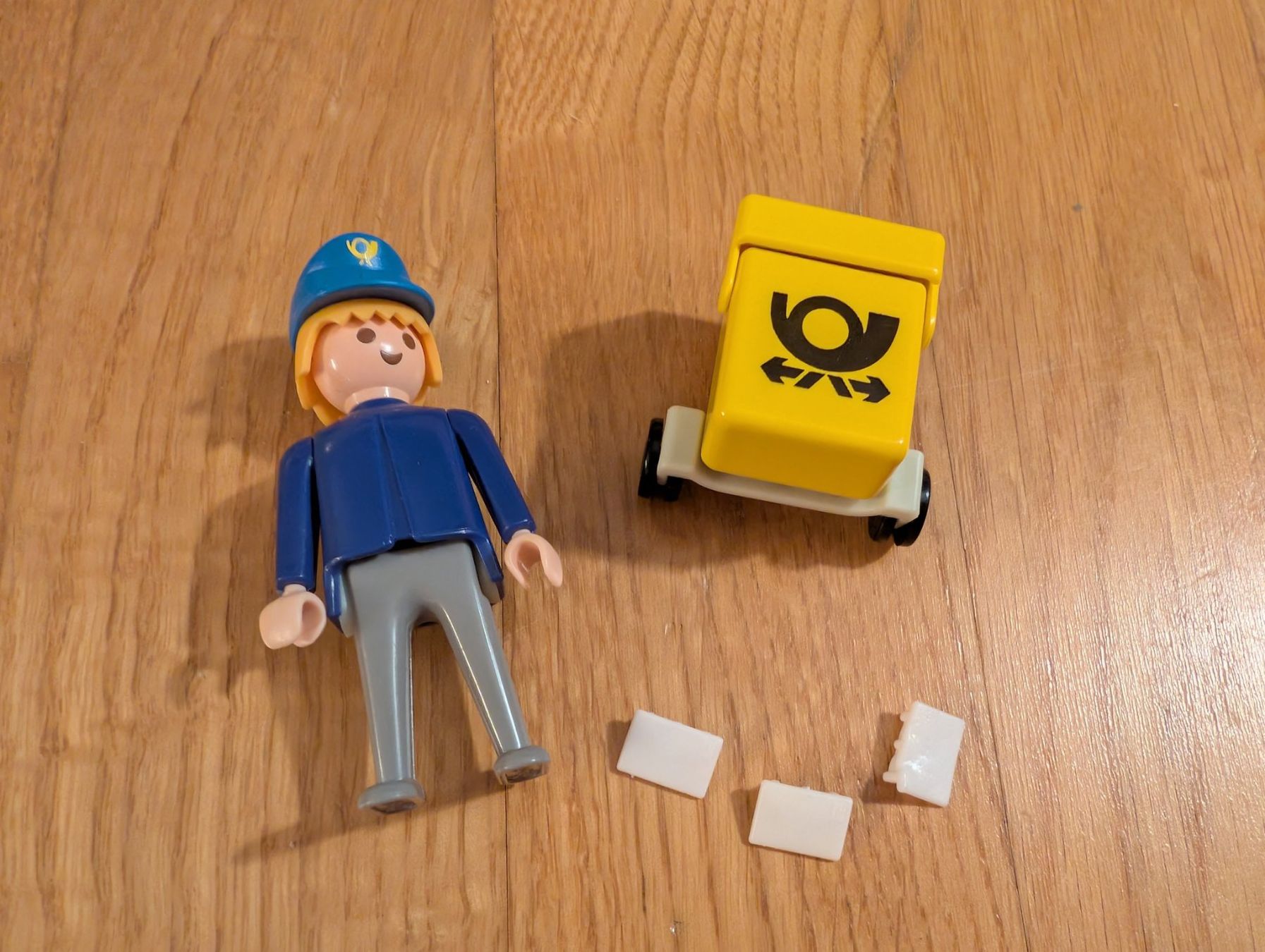 Playmobil Giocattoli: Playmobil Pöstler / Postmann mit Briefkasten – Usato da Wädenswil venduto da HummerZH 1