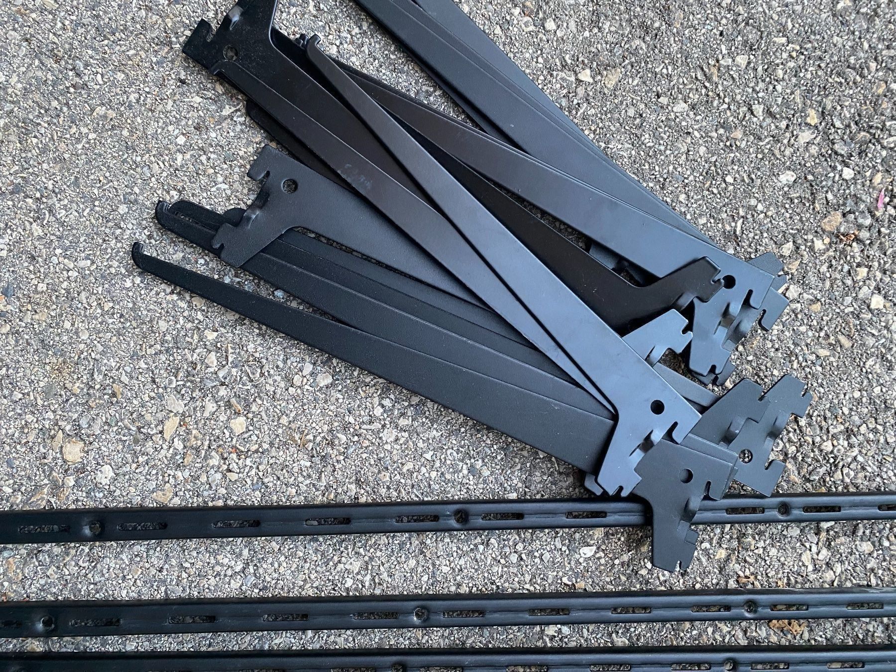 Scaffali: Fixation étagère noir – Usato da Lausanne venduto da Molecule11