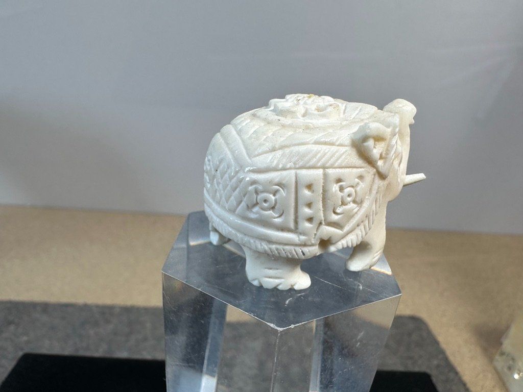 Statuette: kleiner Elefant asien Geschnitzt Knochen – Usato da arlesheim venduto da Art.en1 2