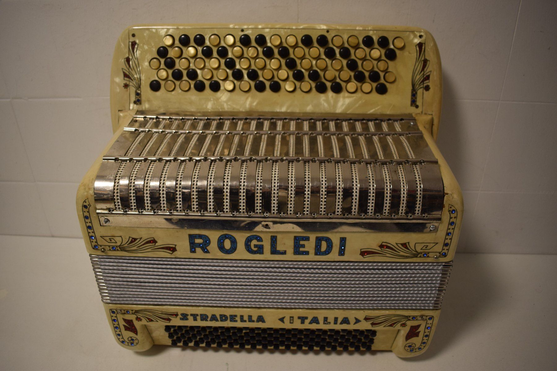 Strumenti musicali: Akkordeon Rogledi Stradella Italia – Usato da Zürich venduto da Brockito