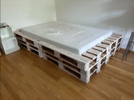 URGENT – 140 × 200 cm DOUBLE PALLETS BED + MATTRESS