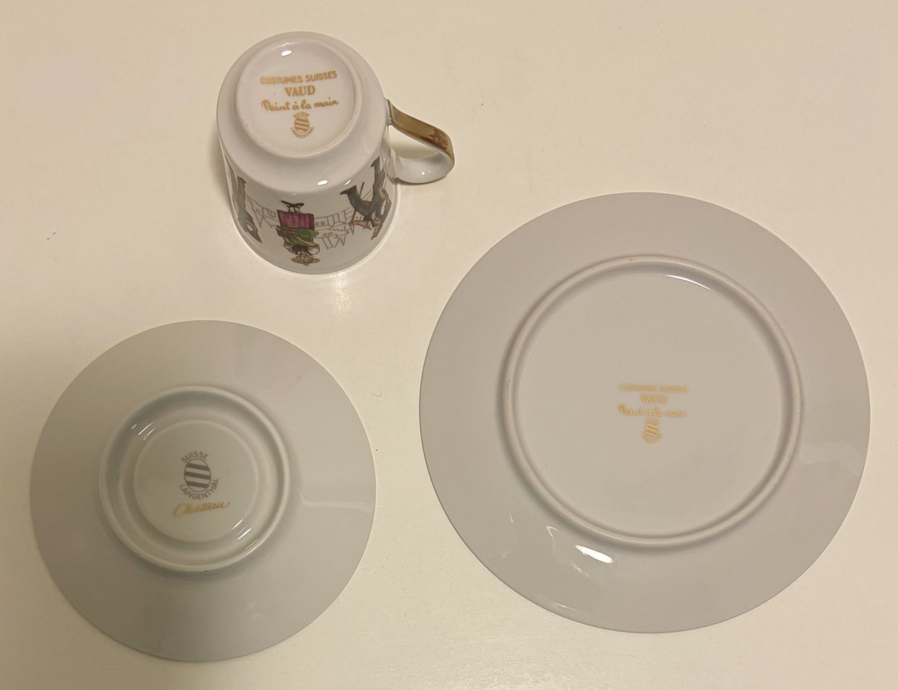 Set di piatti: Langenthal Mocca Set 3teilig Trachten handbemalt Vaud TOP – Usato da Wangen b. Olten venduto da Buntgemischt 2