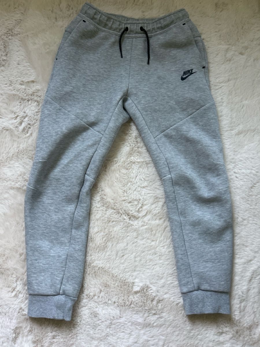 Nike Pantaloni: Pantalon nike tech – Usato da Vauffelin venduto da lia_957c
