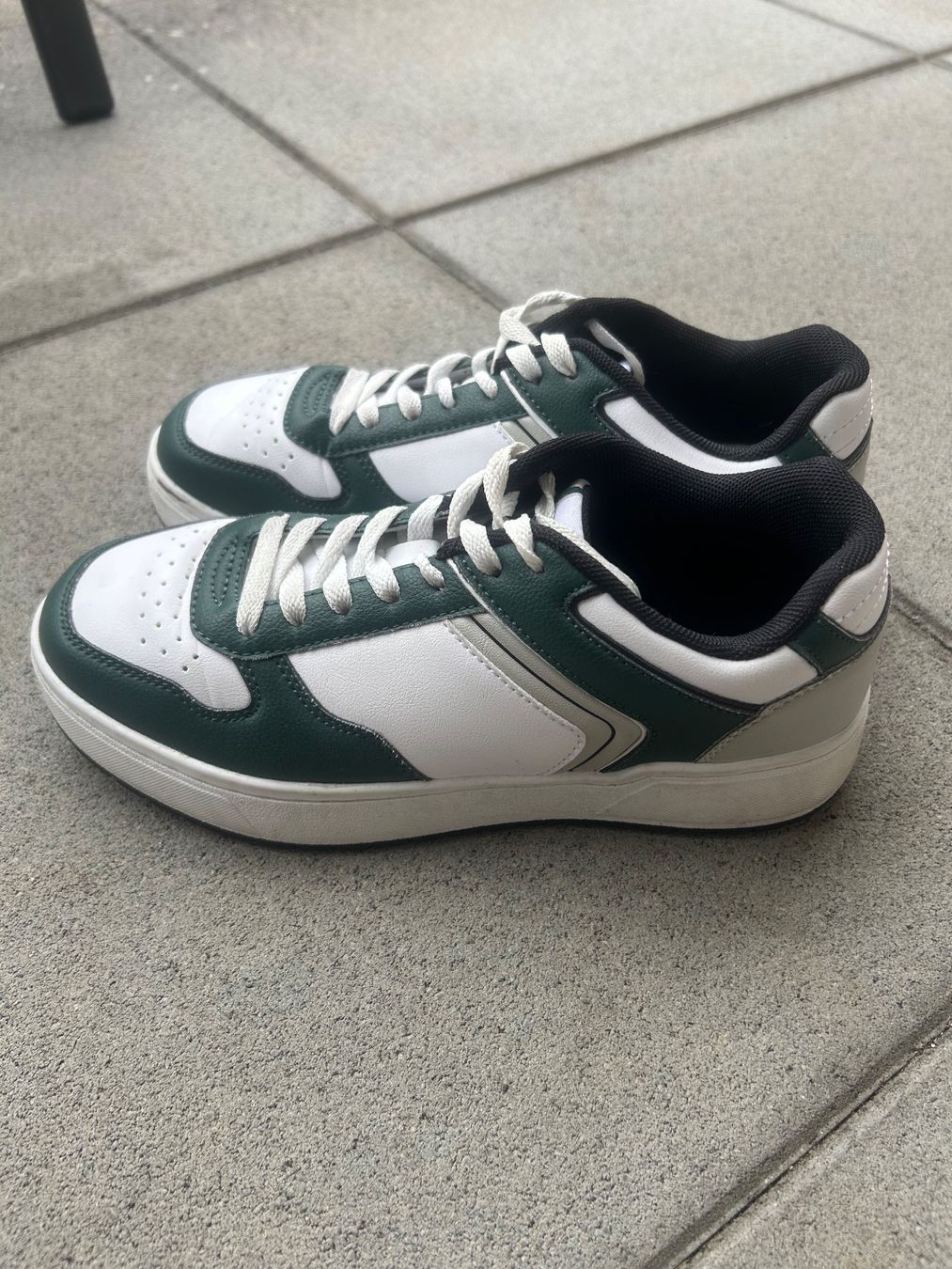 Damenschuhe: Une paire de baskets – Gebraucht aus Courrendlin von loko2910 1