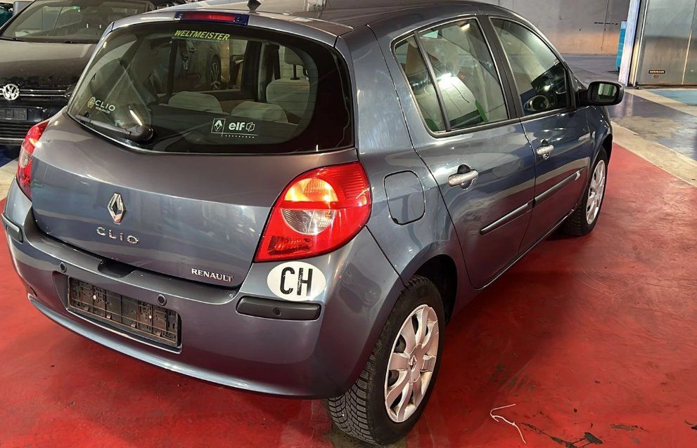 Automobili: Renault Clio 1.6 16 V 2006 – Usato da Kleindöttingen venduto da mio-parts 2