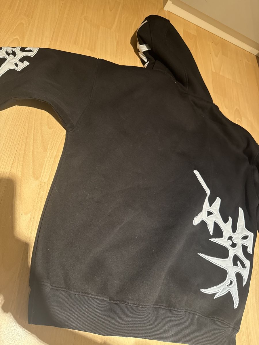 Pullover & Sweatshirts: Schwarzer Kapuzenpullover mit speziellem Design, Top – Gebraucht aus Ebikon von Minimelili11 2