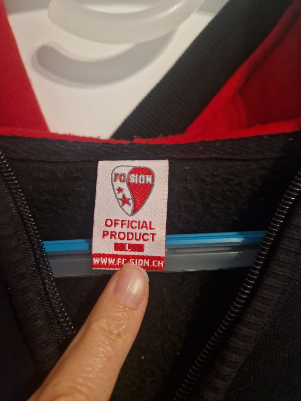 Pullover & Sweatshirts: FC Sion Schwarz Kapuzenpullover mit Reissverschluss Grösse L – Gebraucht aus Schenkon von Eti94 2