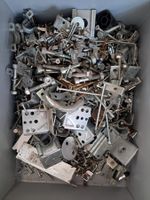Diverse Schrauben, Metallwinkel, Scharniere, Winkel