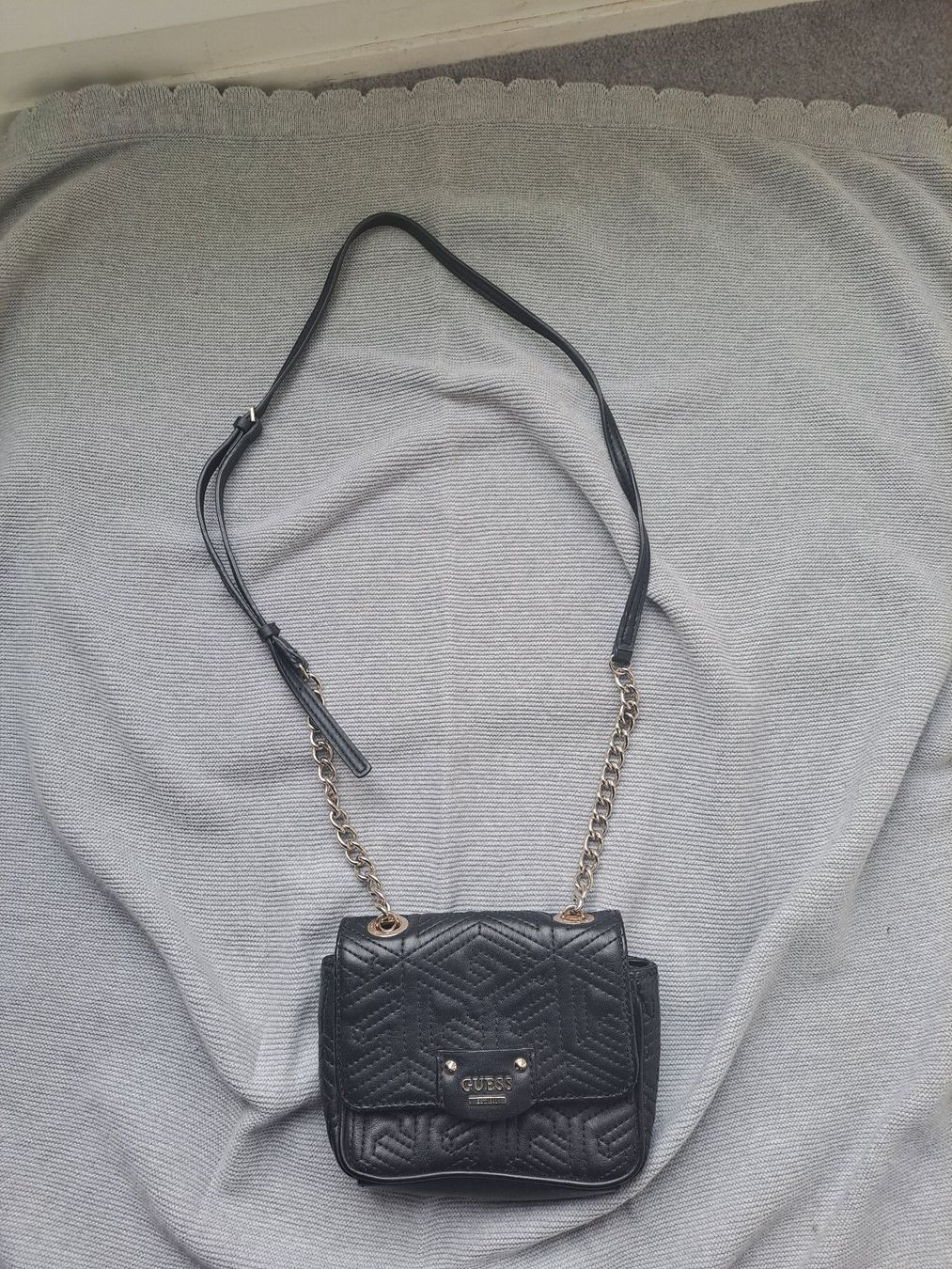 Guess Borse da donna: Kleine Handtasche Guess - schwarz – Usato da Zürich venduto da amico07 2