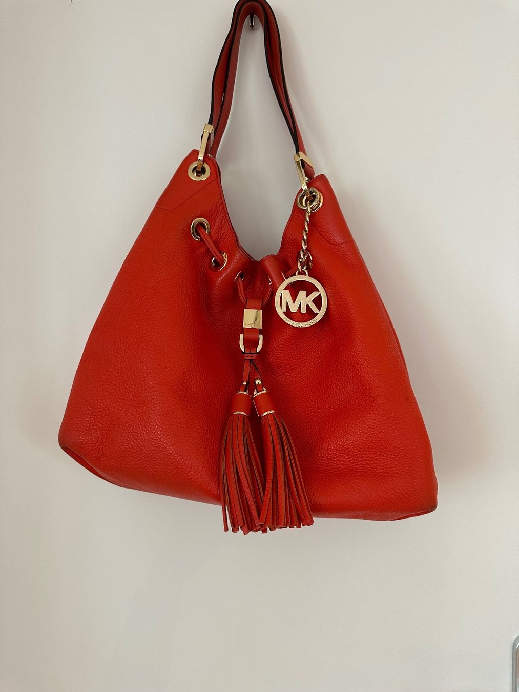 Michael Kors Taschen für Damen: Rote Orange MK Handtasche Leder Beuteltasche (Medium) – Gebraucht aus Hurden von rac_wyf8