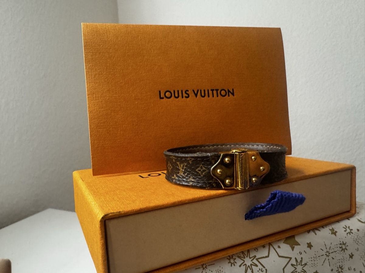 Louis Vuitton Armbänder & -reifen: Louis Vuitton Armband Monogram Canvas Goldfarben – Gebraucht aus Zürich von sahra97