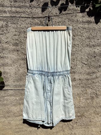 Trägerloser Denim Jumpsuit mit Taschen und Jeans Detail