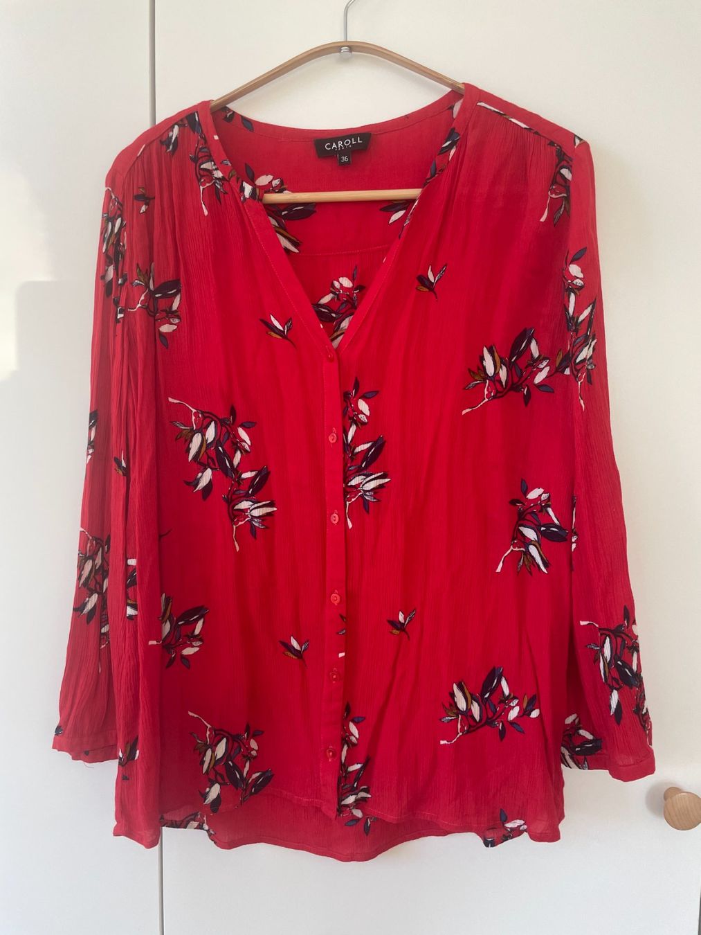 Caroll Blusen: CAROLL Bluse rot mit Blütenmuster, Gr. 36 – Gebraucht aus Neukirch an der Thur von bee88
