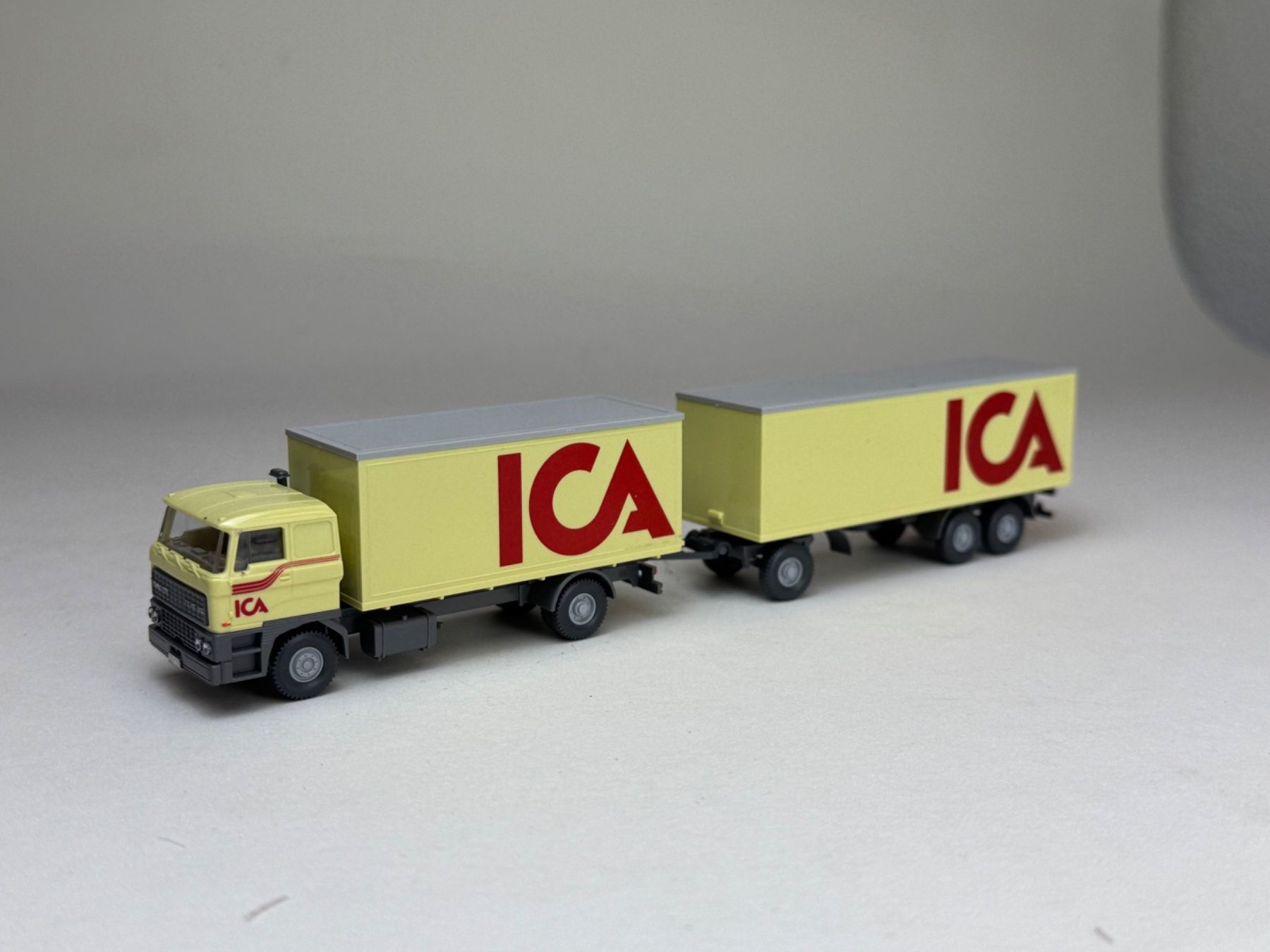 Wiking Modellini d'auto: Wiking DAF Kofferlastzug ICA – Usato da Elm venduto da Wikmtz
