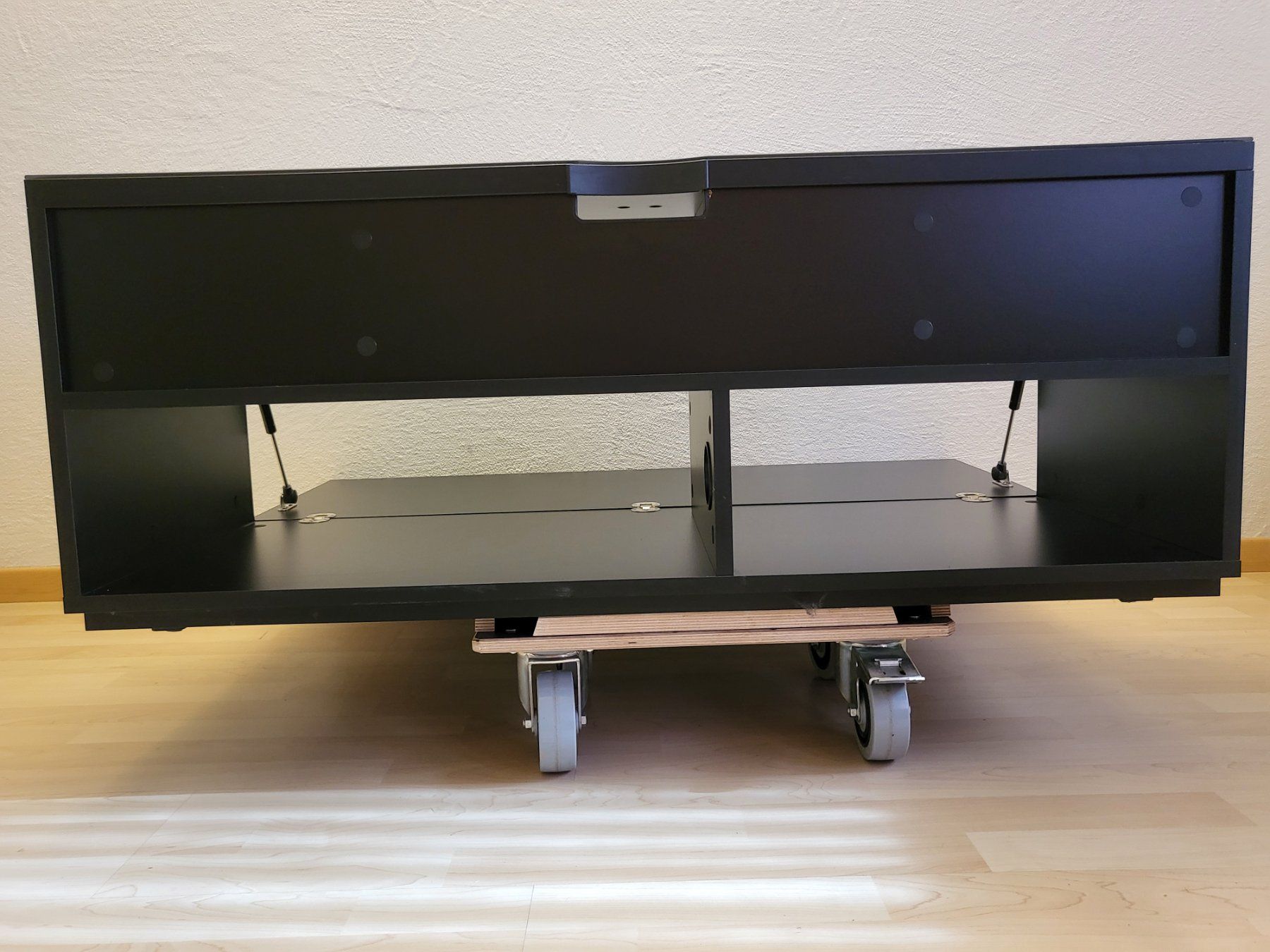 Mobili TV: Sonorous TV Bank mit Rollen – Usato da Pfäffikon ZH venduto da telve 3